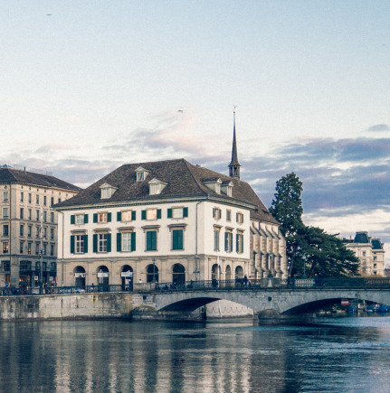 Das Zürcher Ratshaus wird von einer Wärmepumpe durch Seewasser betrieben
