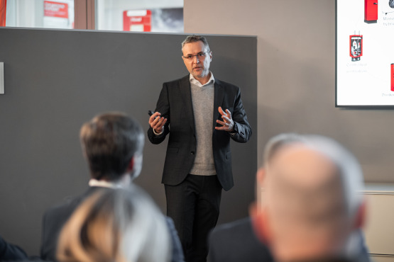 Fabian Frick präsentiert die Ergebnisse aus Istebné.jpg