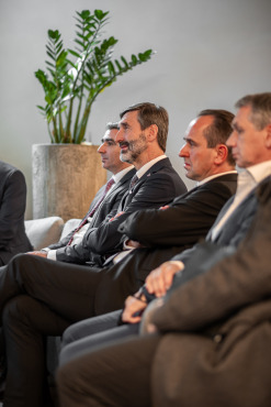 Minister Blanár und die Slowakische Delegation lauschen der Präsentation über das neue Wärmepumpenwerk in Istebné.jpg